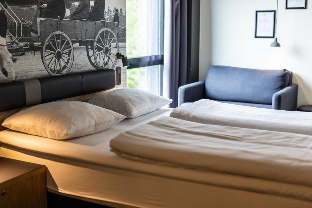 Airport Hotel, Hotel